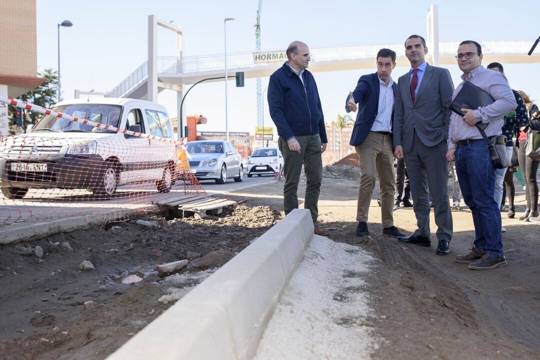 El Ayuntamiento prevé concluir las obras de urbanización y ampliación de la Carretera Sierra Alhamilla a finales de año.