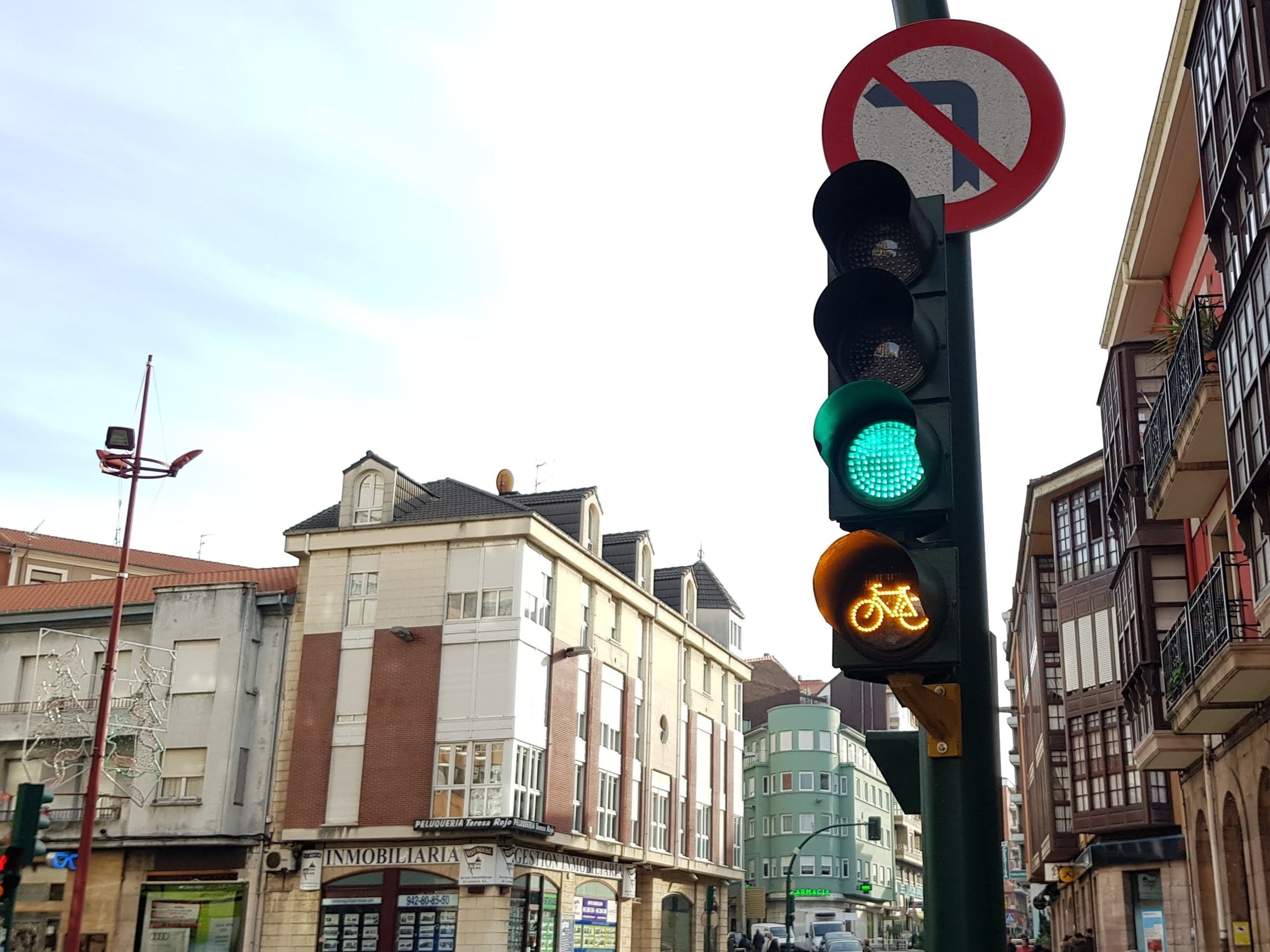 Semáforo y farolas de Cuatro Caminos