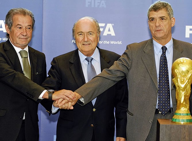 Ángel María Villar y Gilberto Madail, junto a Blatter