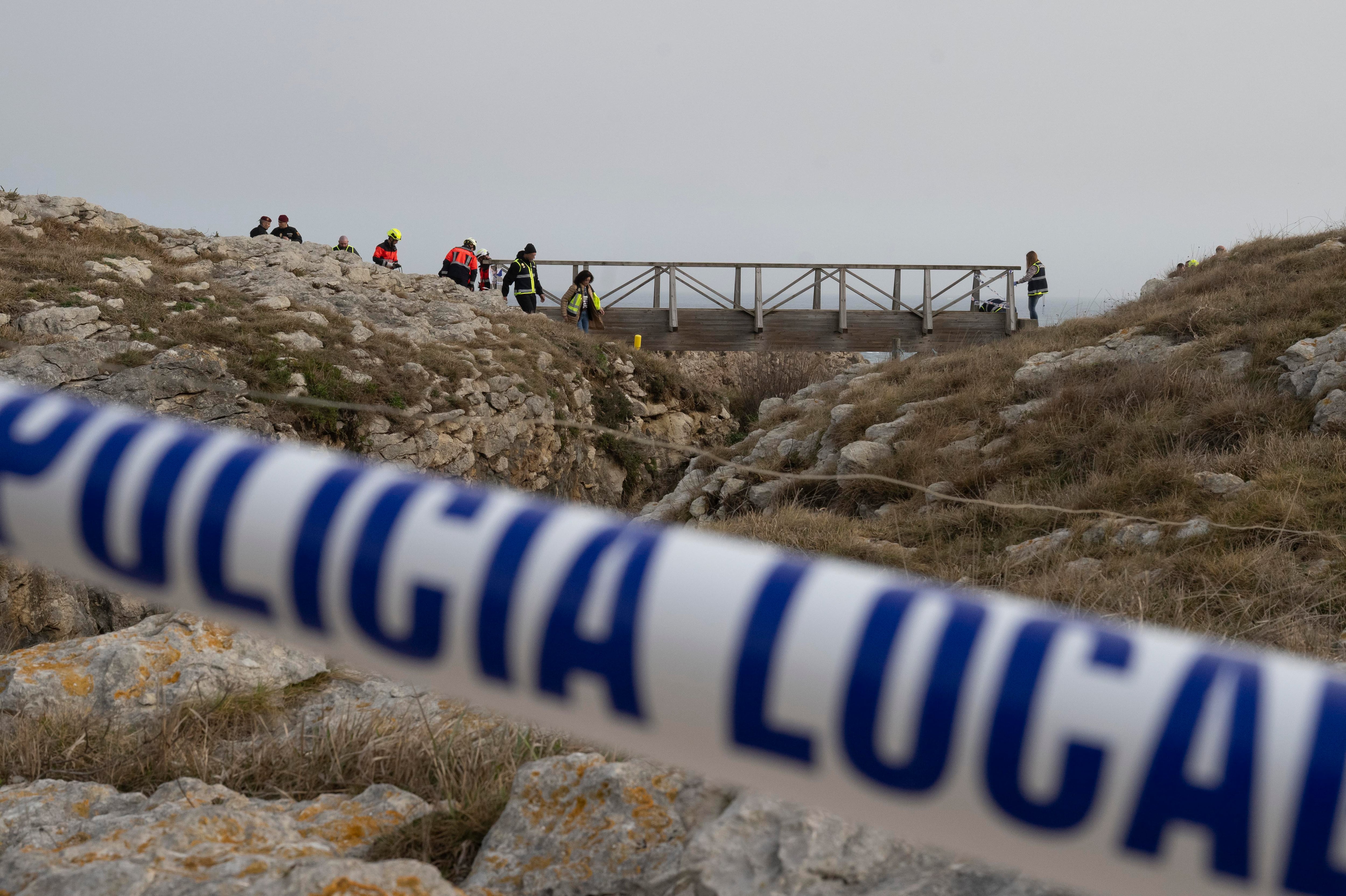 Las labores para tratar de encontrar a la persona desaparecida tras el colapso de una pasarela costera de Santander, que ha provocado cinco jóvenes fallecidos, continúan desde las 8:00 horas, según ha informado la Delegación del Gobierno en Cantabria. EFE/Pedro Puente Hoyos