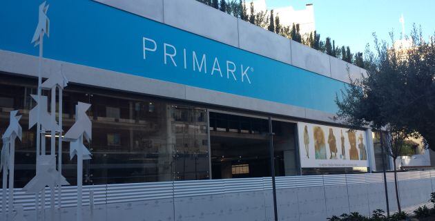 Detalle del vinilo que cubre una parte de la facha de la futura tienda de Primark