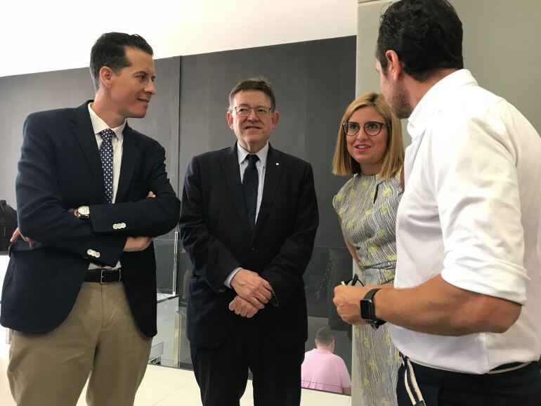 Ximo Puig visita la empresa de calzado Stuart Weitzman de Petrer 