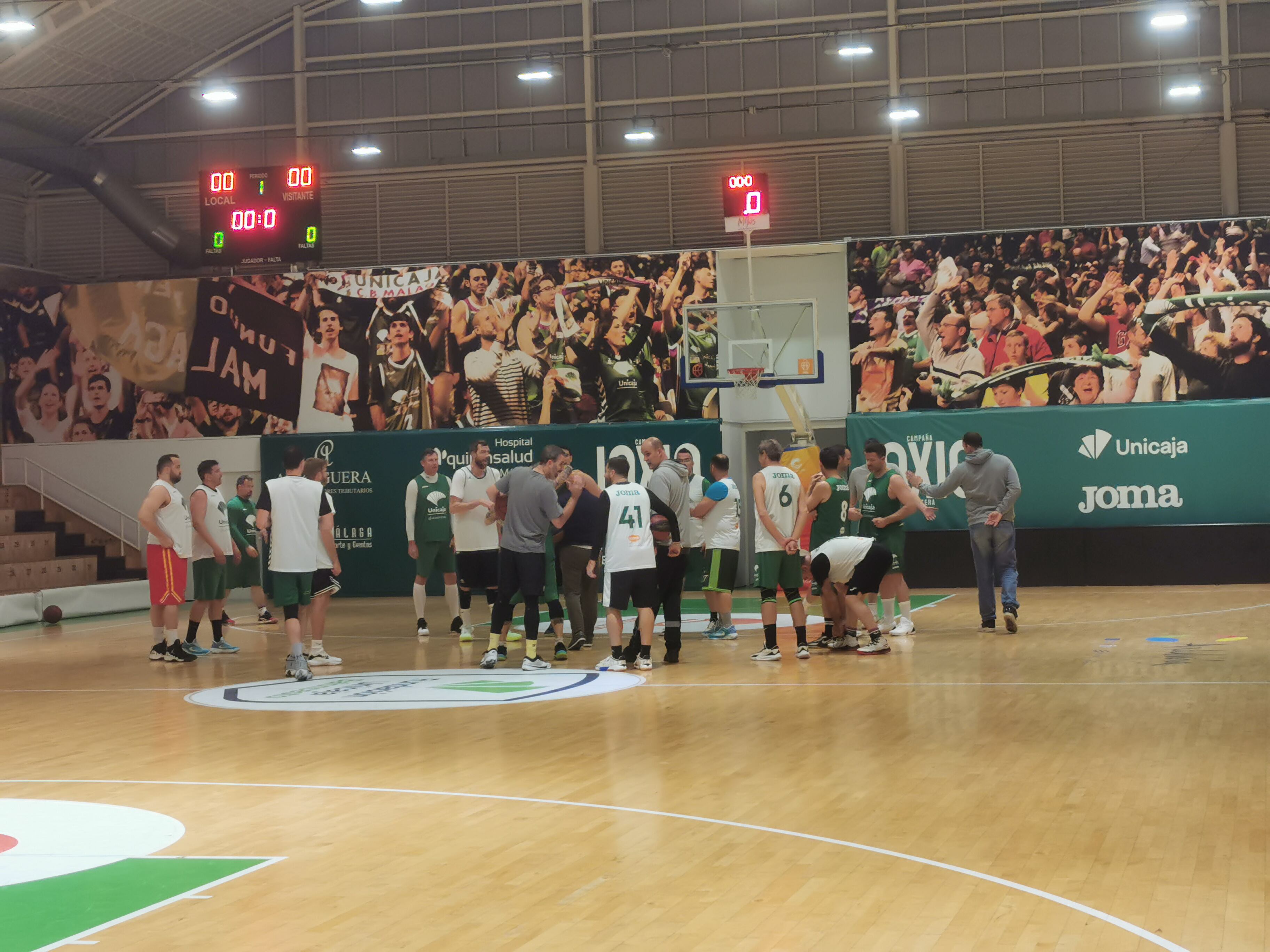 Los veteranos del Unicaja, durante un entrenamiento en el Martín Urbano