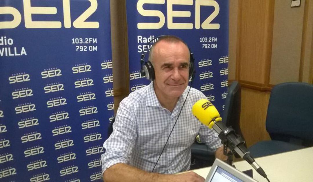 Imagen de archivo de Antonio Muñoz en el estudio de Radio Sevilla