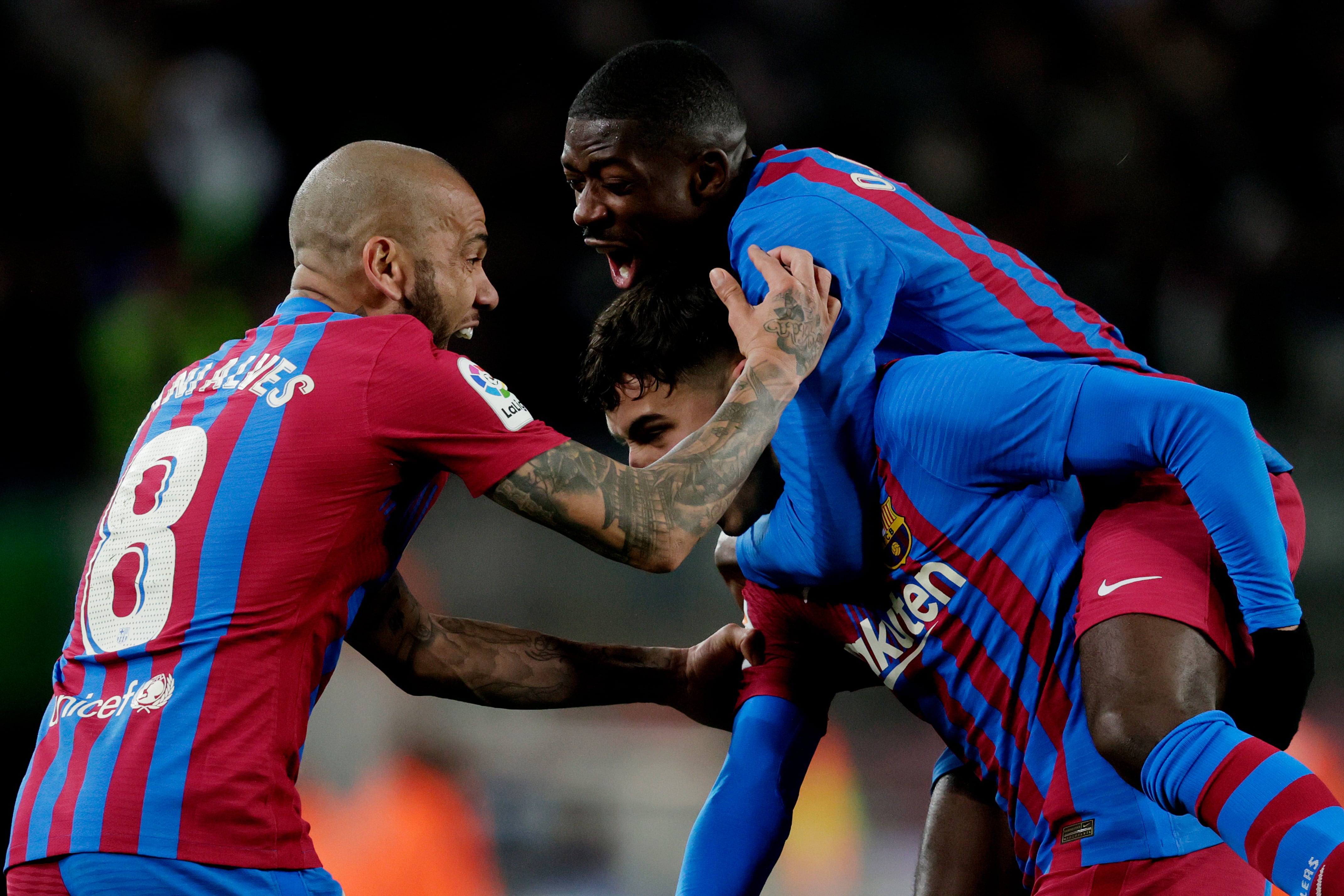 Pedri, Dembélé y Dani Alves celebran el gol del Barça (Photo by David S. Bustamante/Soccrates/Getty Images)