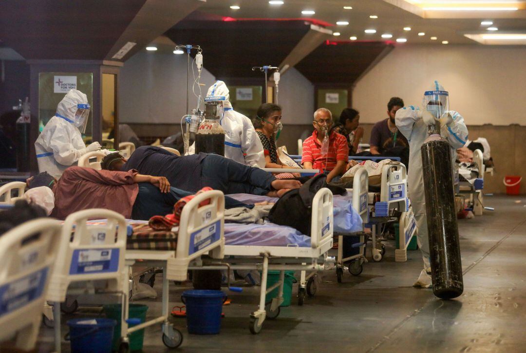 Personal sanitario atiende a los pacientes de COVID-19 en Delhi (India).