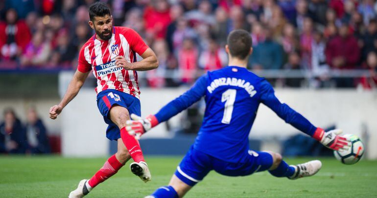 Diego Costa of Atletico Madrid beats Kepa Arrizabalaga of Athletic Club to score his team's 2nd goal during the La Liga match between Atletico Madrid and Athletic Club at estadio Wanda Metropolitano on February 18, 2018 in Madrid, Spain