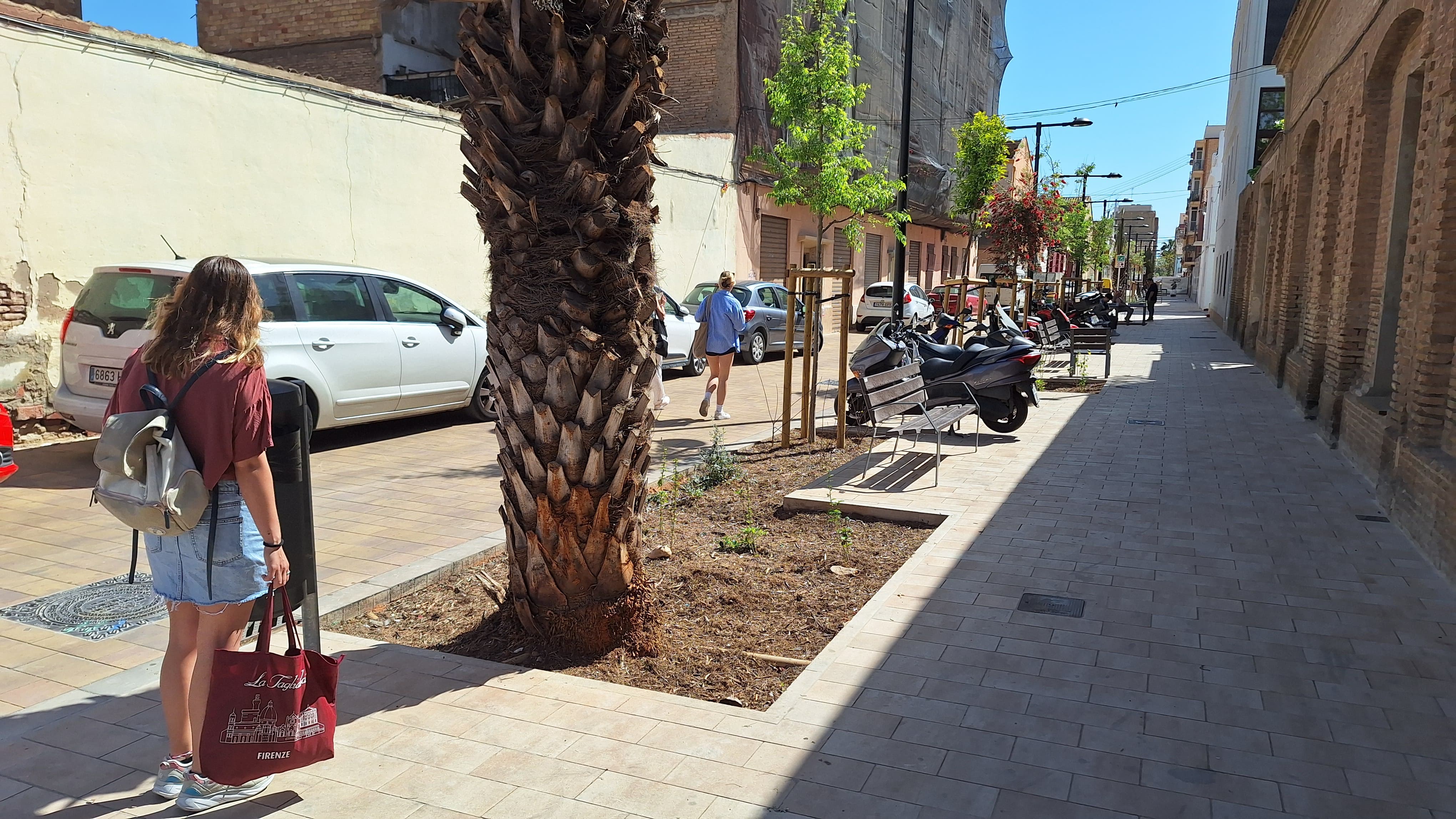 Vehículos mal aparcados sobre zonas peatonales de València: Compromís pide a la Policía Local que actúe contra los infractores.