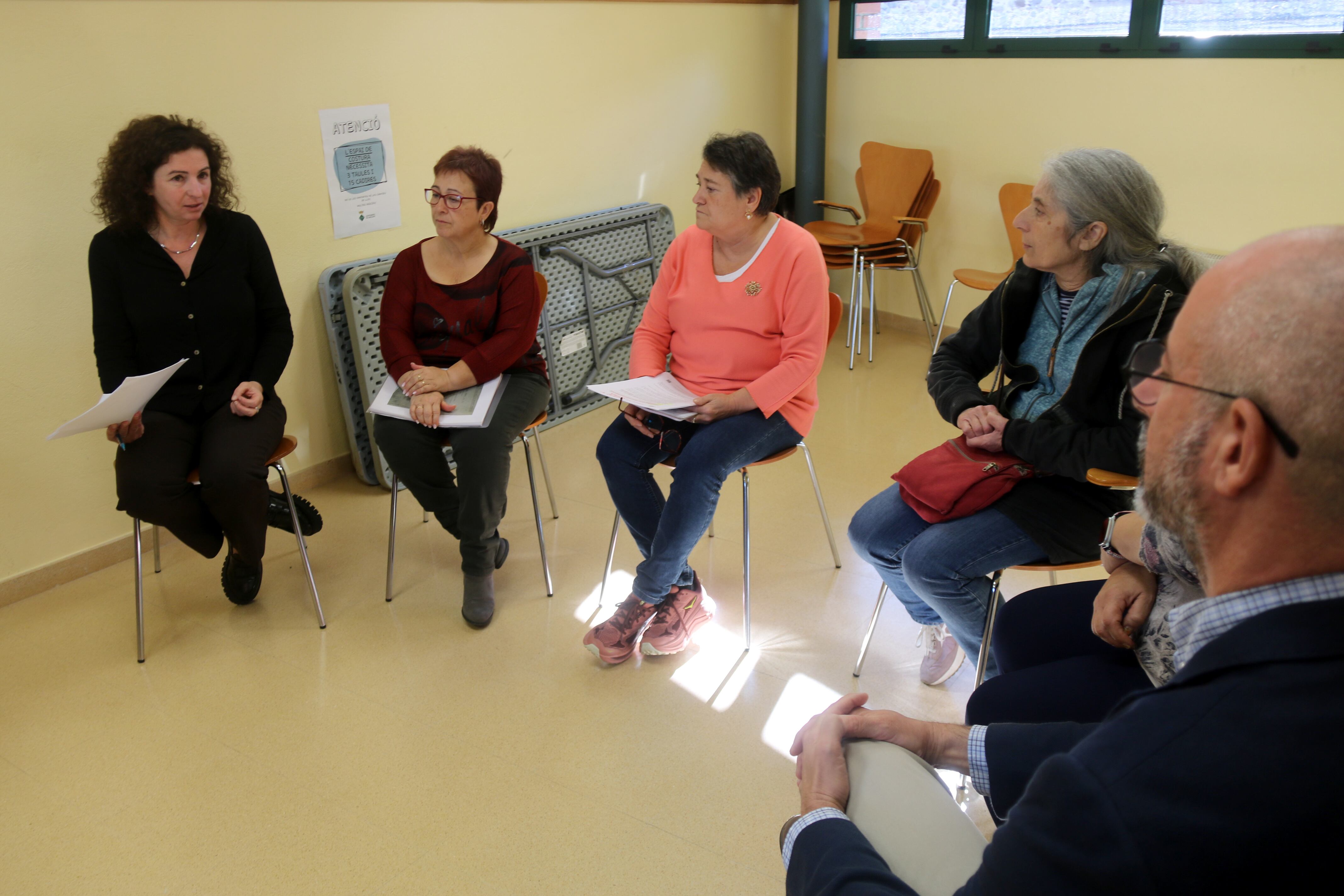 L&#039;advocada Montse Vinyets reunida amb la família de la víctima.