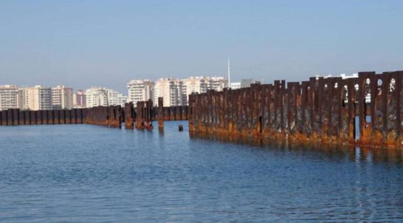 Obras Puerto Mayor en la Caleta del Estacio en La Manga en una foto de archivo