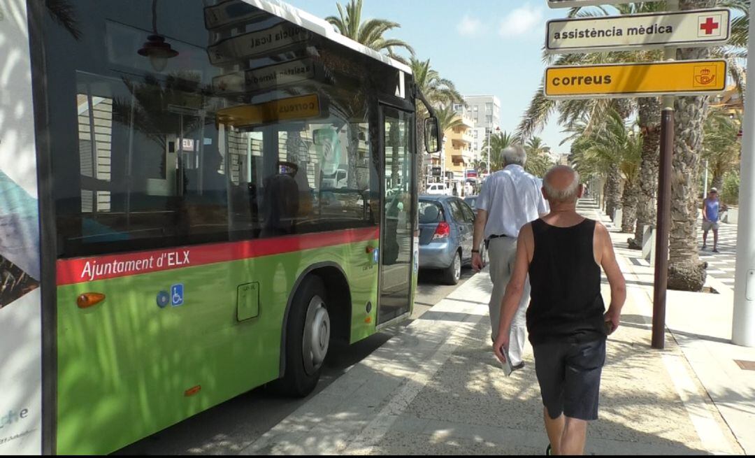 Autobús urbano en la playa de Arenales del Sol