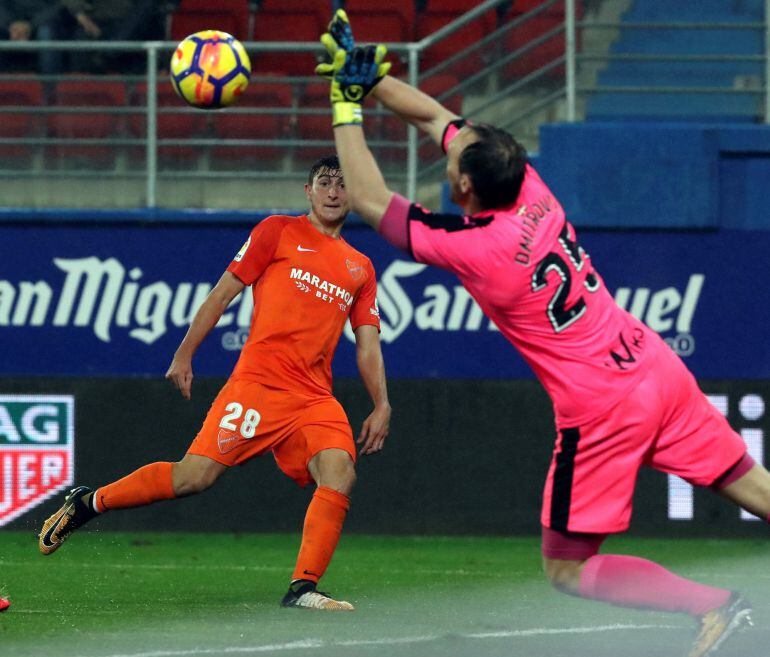 El portero del Eibar, Dimitrovic, para un lanzamiento de Mula