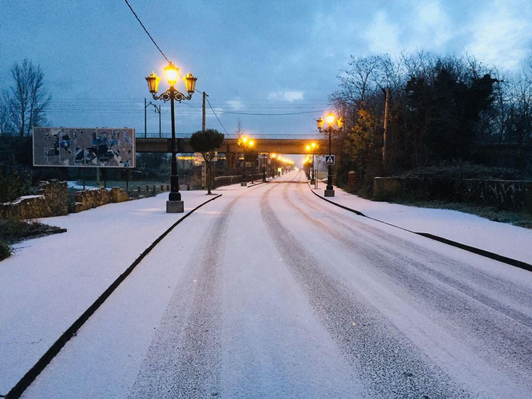 Nieve en el barrio ovetense de La Corredoria esta mañana. 