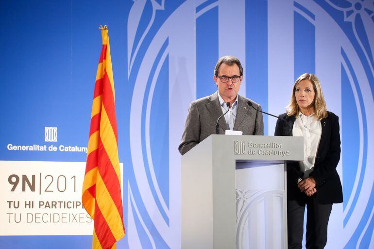 El president catalán, Artur Mas, comparece ante los medios en el centro de datos tras el 9-N