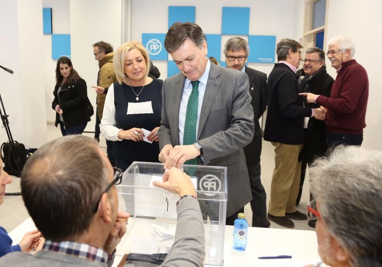 El presidente del Partido Popular, Francisco Vázquez, durante la jornada de votaciones para la elección de compromisarios de cara al congreso nacional de su partido.