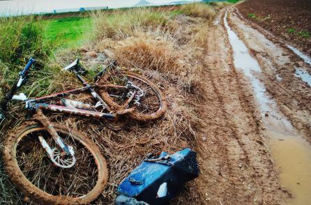 Biclicleta de José Juan Luque en la ruta del canal del Guadalmellato embarrada