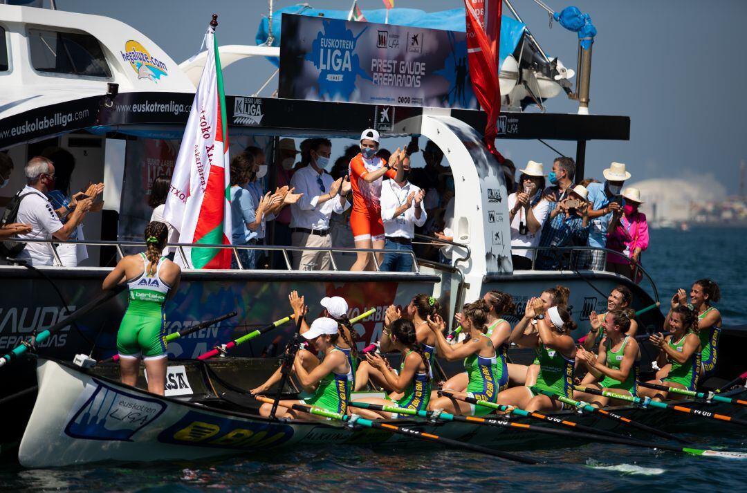 Las remeras de Hondarribia celebran el liderato de su patrona, Miren Garmendia