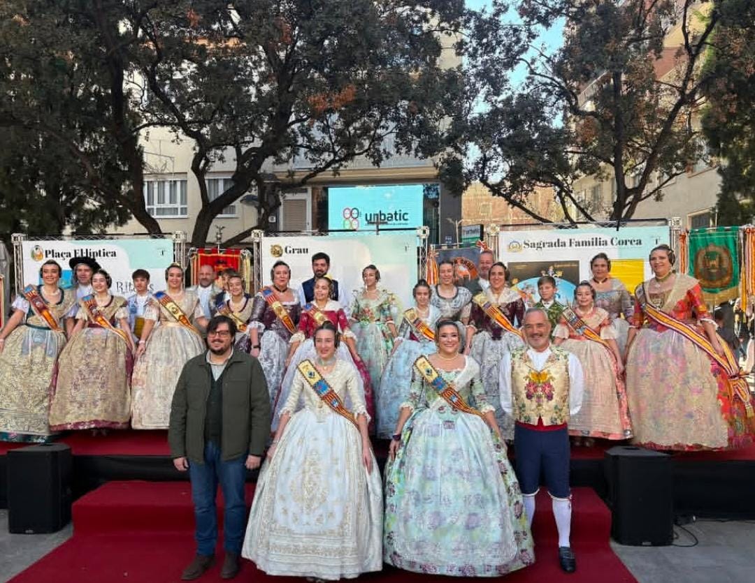 Las Falleras Mayores junto a las Reinas, Presidentes y Presidentas de las Fallas de la Sección Primera y el concejal delegado de las fallas Adrià Vila.
