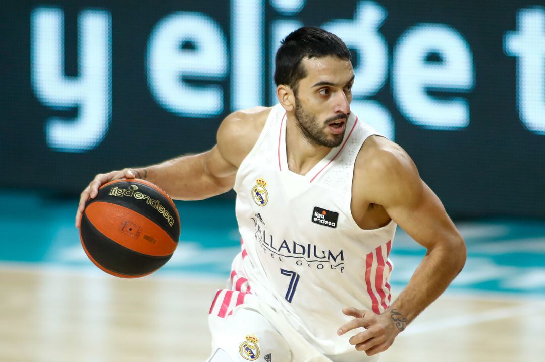 Facundo Campazzo durante un partido entre el Real Madrid y el Baxi Manresa. 