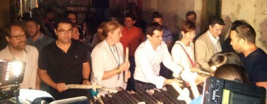 Los concejales de la corporación son los encargados de repartir las antorchas