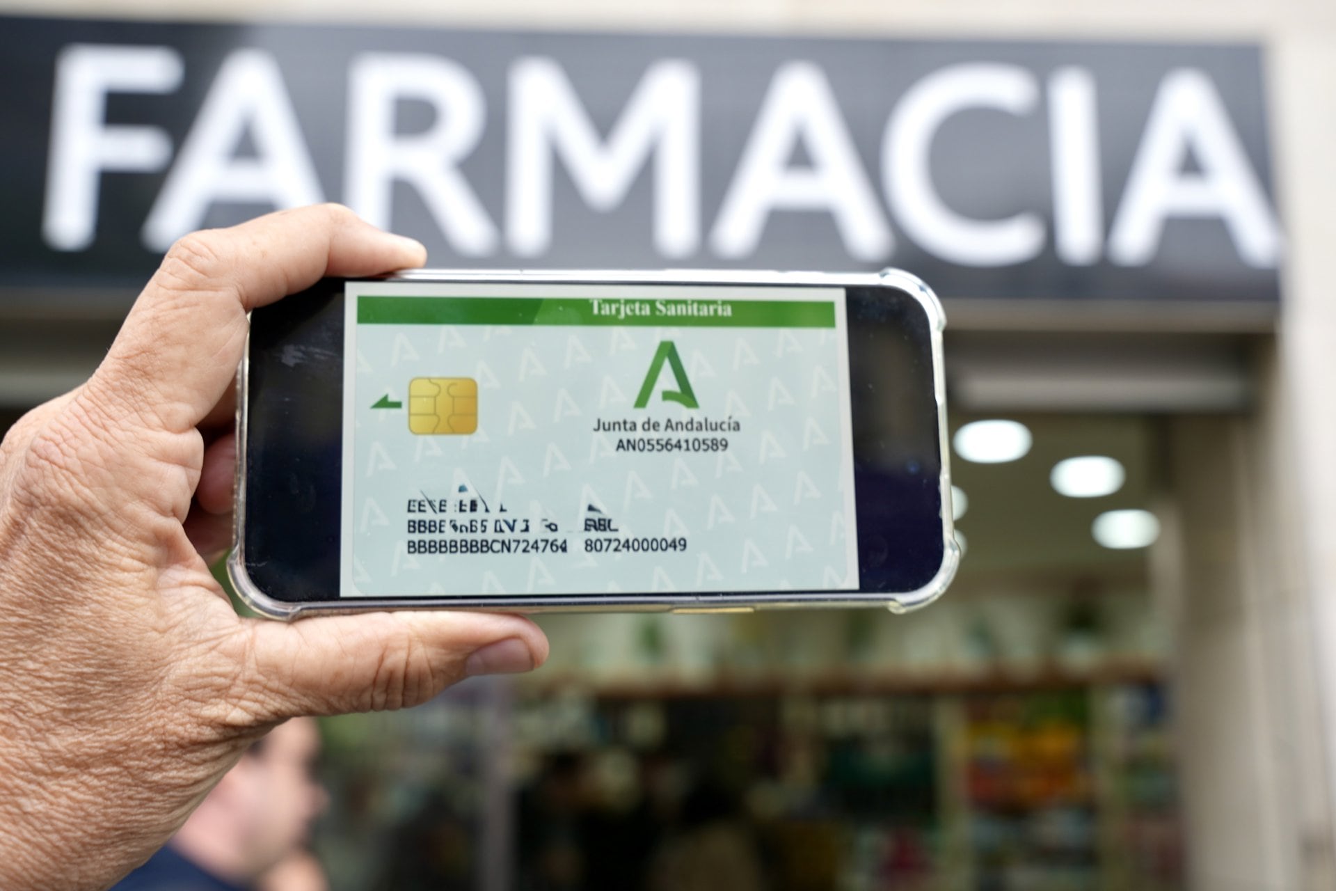 20/03/2026 Tarjeta sanitaria virtual en una farmacia que ha presentado el consejero de Sanidad, Presidencia y Emergencias, Antonio Sanz, en una farmacia de Sevilla. A 20 de marzo del 2026 en Sevilla. Andalucía. La tarjeta sanitaria virtual, se va a integrar en la carpeta ciudadana y  va a permitir hacer gestiones sanitarias con el móvil.SALUD 
Eduardo Briones - Europa Press
