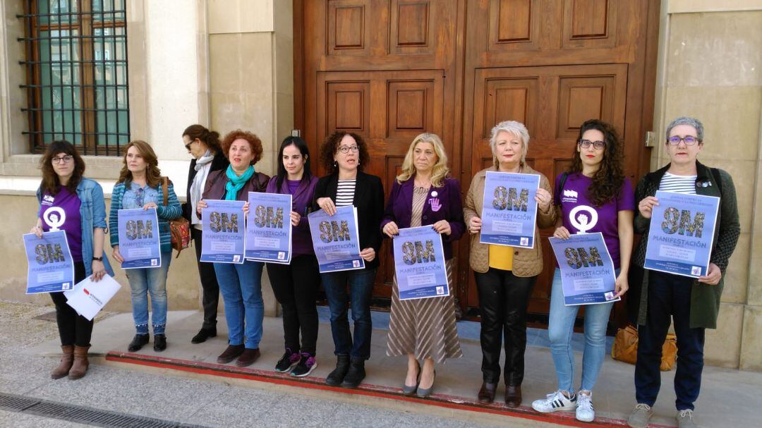 Representantes de la Asamblea Feminista hoy frente al palacio de San Esteban