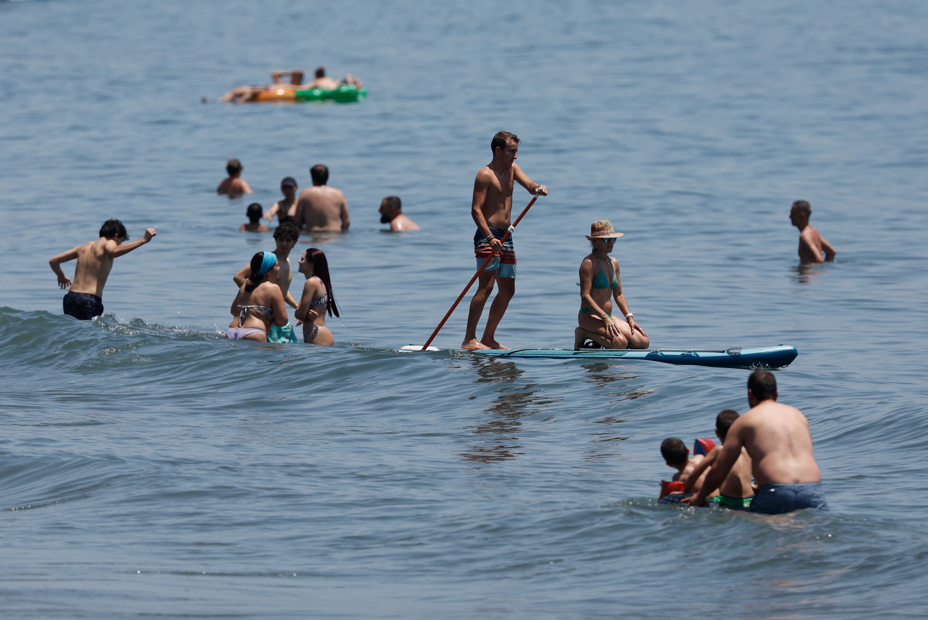 Rincón de la Victoria (Málaga), 28/06/2025.- Playa del Rincón de la Victoria. Catorce comunidades están este sábado en alerta por temperaturas excepcionalmente altas en el día de inicio de la primera ola de calor del verano en España, con valores que podrían alcanzar los 43 grados en el valle del Guadalquivir y entre 39 y 41 grados en numerosas ciudades del interior peninsular. EFE/Jorge Zapata