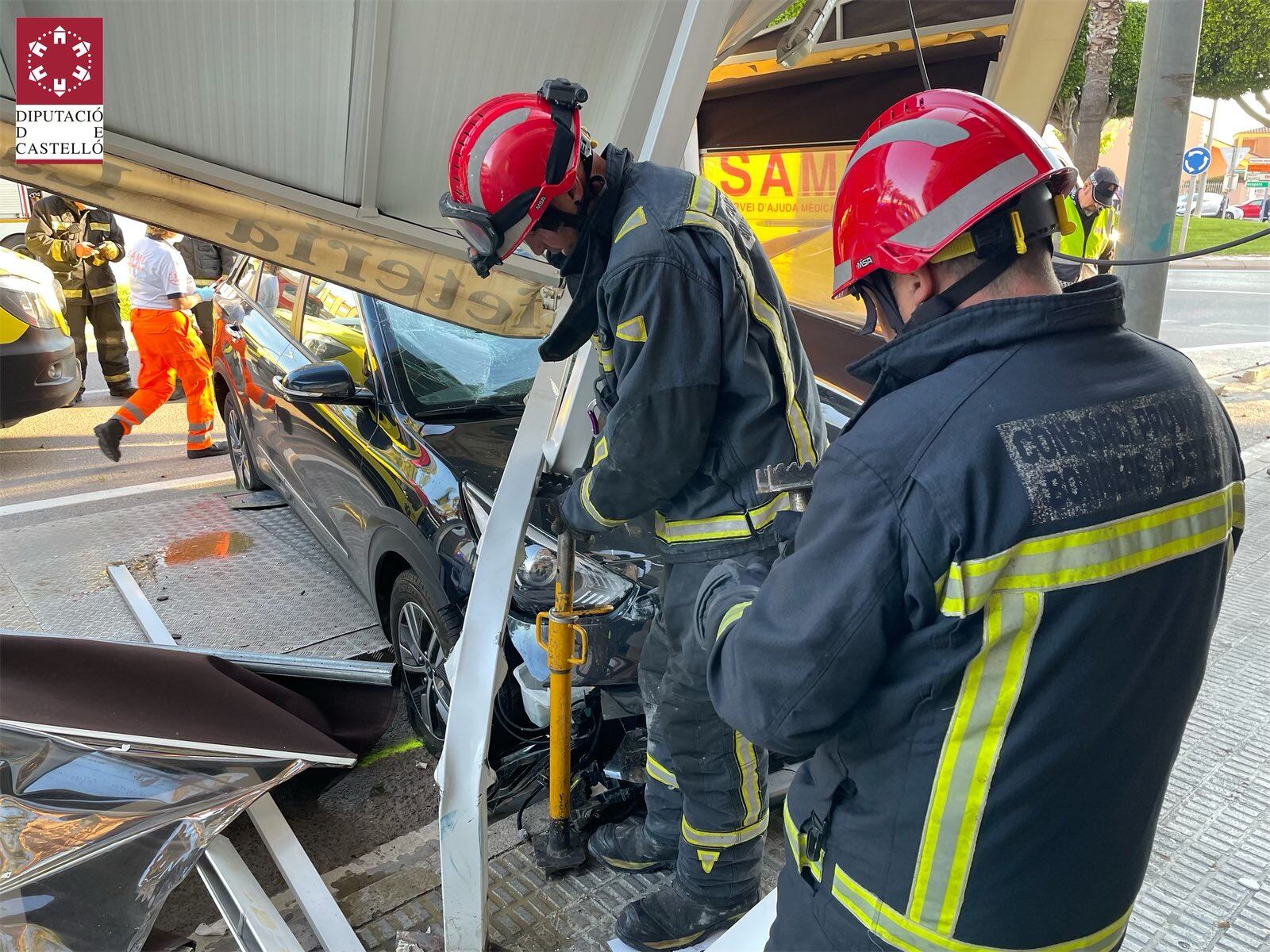 Intervención de los Bomberos de Castellón tras el choque de un coche con una terraza en Borriana.