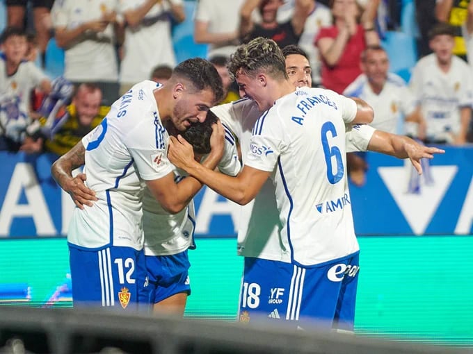 Los futbolistas del Real Zaragoza celebran el gol de la victoria