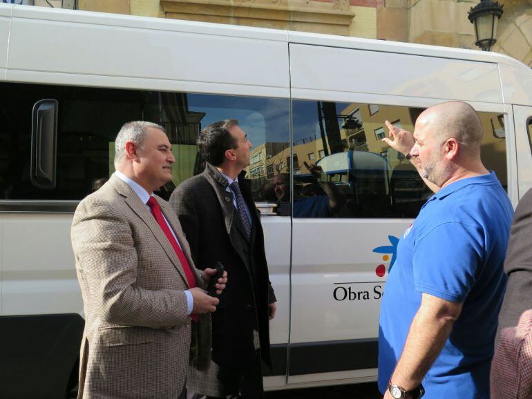 Momento de la entrega de la furgoneta por parte de la Obra Social de La Caixa a la Asociación de Esclerósis del Campo de Gibraltar.