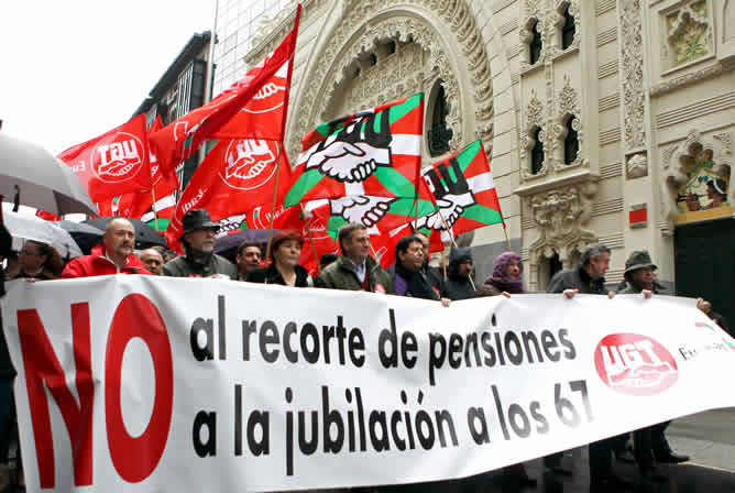 Un momento de la manifestación convocada por UGT contra las reformas laboral y de las pensiones ha recorrido este martes las calles de Bilbao.