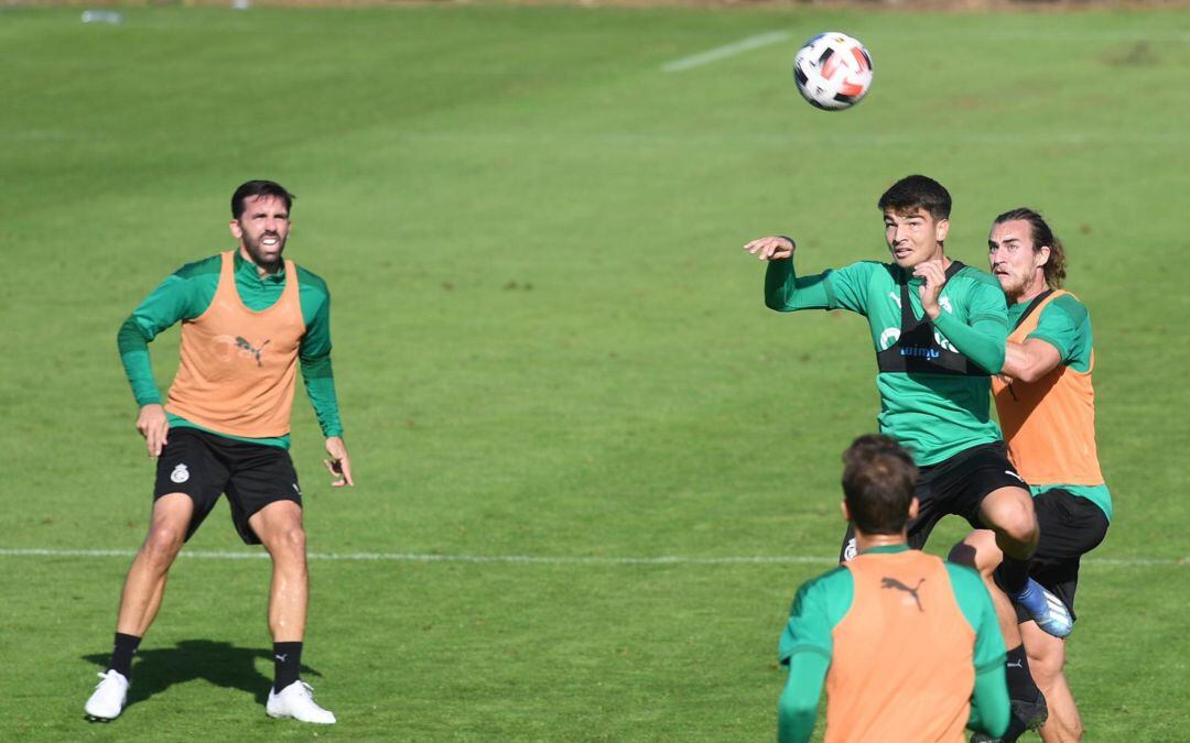 Figueras y Maynau (peto naranja) durante un entrenamiento