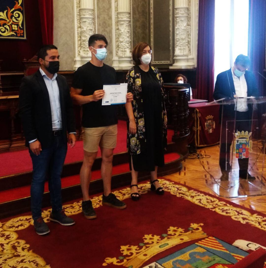 José San pastor recibiendo su beca