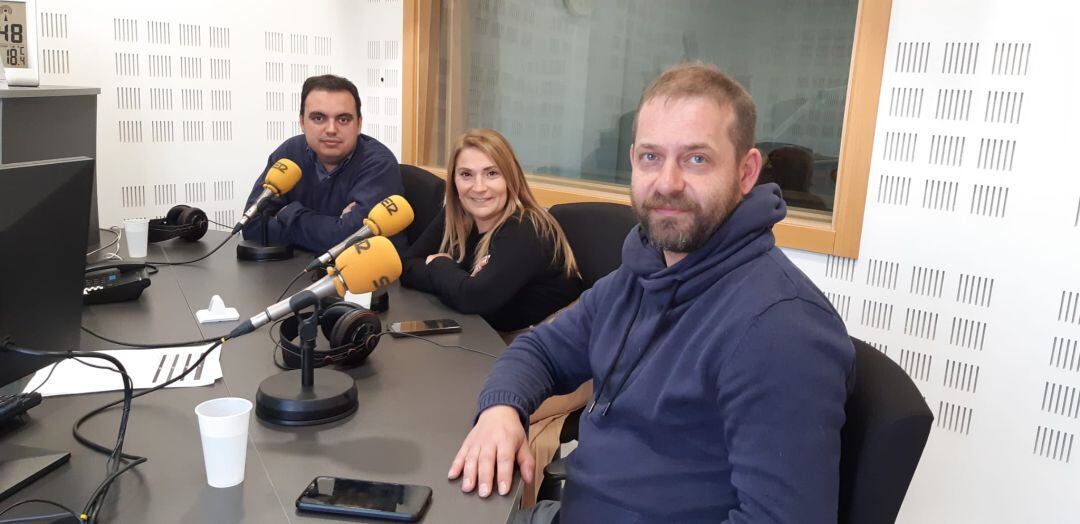 De izquierda a derecha Héctor Añover (portavoz del PP en Ciempozuelos), Mónica Cobo (portavoz de Ciudadanos en Getafe) y Fran Muñoz (portavoz Más Madrid Leganemos).