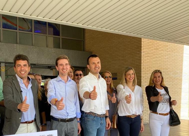 Carlos Mazón junto a representantes del PP de Gandia en un acto reivindicativo.