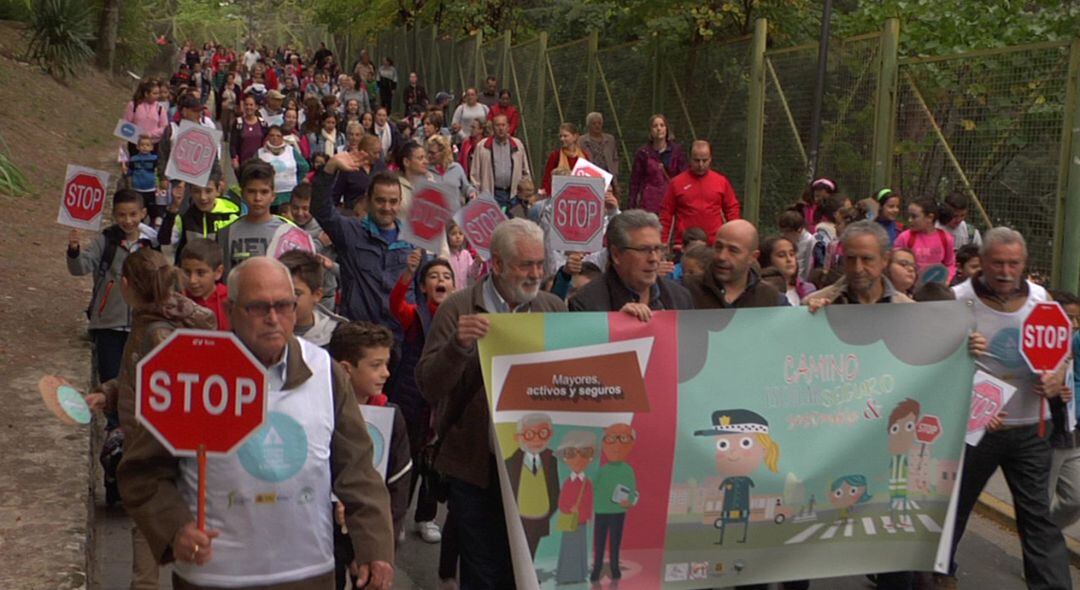 Los escolares del CEIP Virgen de la Cabeza hicieron el trayecto a pie acompañados de padres, Policia Local, maestros y asociacion de mayores.