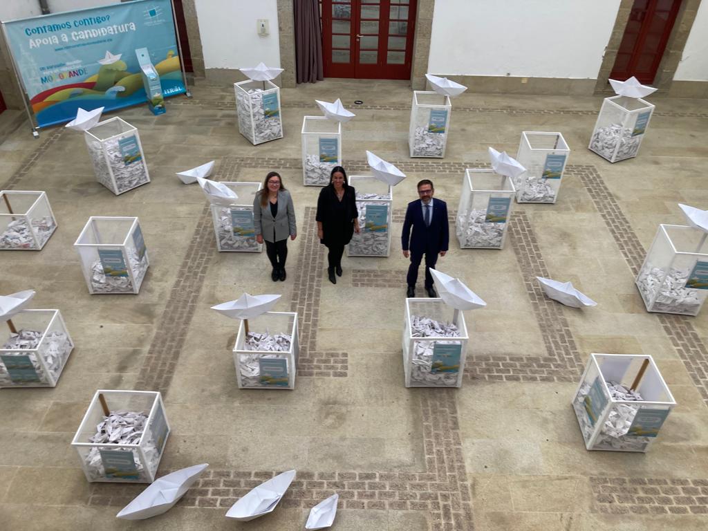 Las ediles Cristina Prados y Eva Martínez Montero, junto al alcalde, Ángel Mato, en la exposición abierta con parte de los barcos en el Centro Torrente Ballester