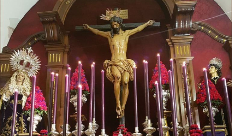 El Santísimo Cristo de Las Aguas, junto a la Virgen del Mayor Dolor, en el altar mayor de su capilla