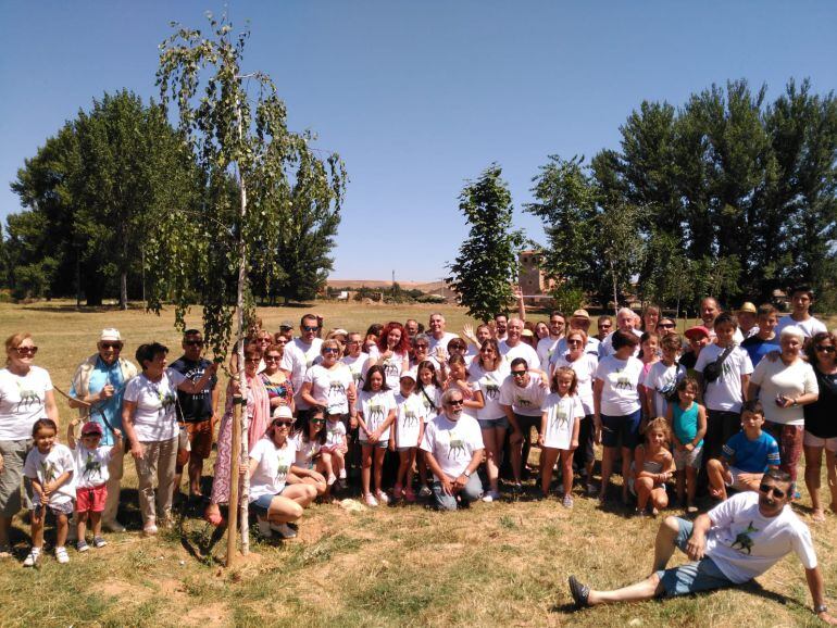 Los participantes en la reunión posan junto a algunos de los nuevos árboles plantados en el mes de marzo