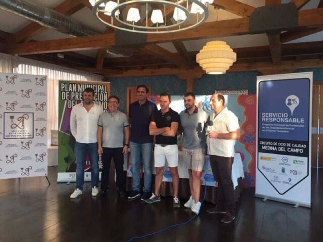 Julio Rivera, de Bar Coco´s, recoge su premio de la Ruta Cócteles 0.0