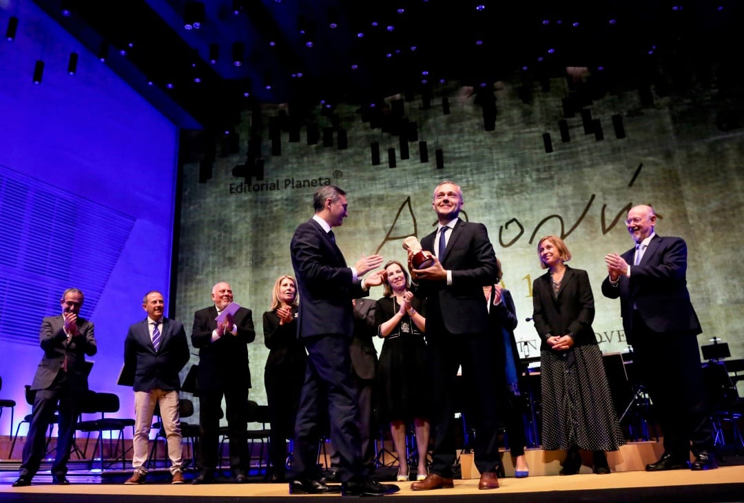 El presidente del Gobierno Provincial, César Sánchez, entrega el premio a Joaquín Camps, en presencia de los miembros del jurado