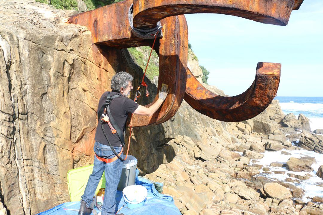 Expertos en limpieza del Museo Chillida Leku,quitando los lazos amarilos pintados en el Peine del Viento