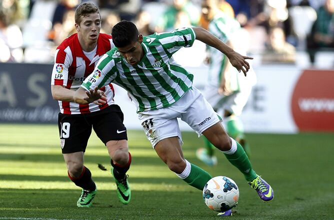 Muniaín y Salva Sevilla pugnan por el esférico.