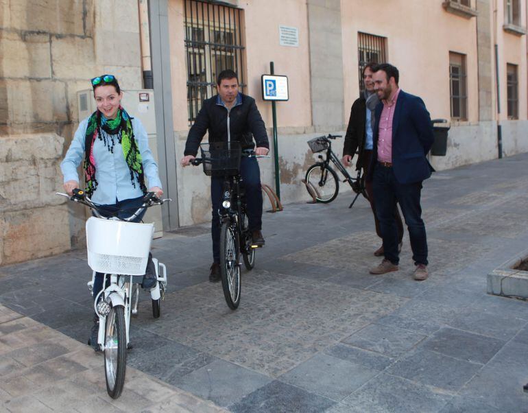 Varios usuarios prueban bicicletas eléctricas junto al concejal de Urbanismo y Movilidad, Rafa Simó