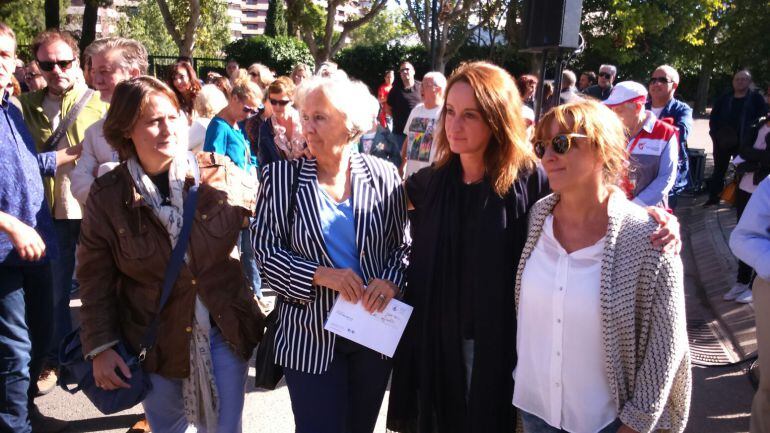 La viuda y las hijas de José Antonio Labordeta en el homenaje celebrado en el Parque que lleva su nombre. 