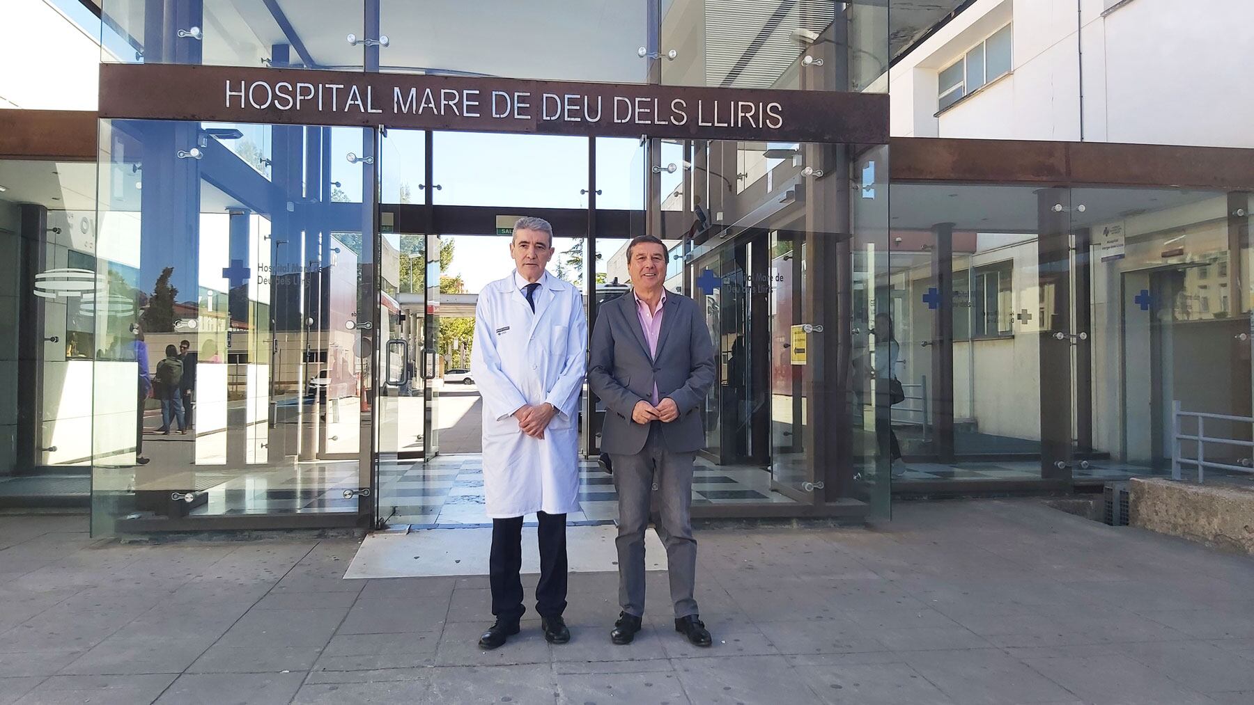 El conseller Marciano Gómez junto al gerente del área de Salud de Alcoy, Alfredo Rizo, en la entrada del hospital Virgen de los Lirios
