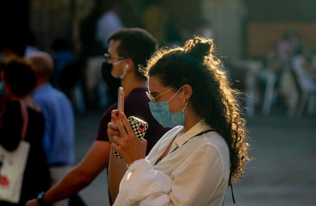 Turistas con mascarilla.