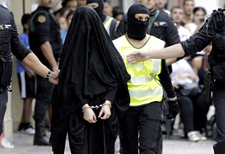 -FOTODELDIA- GRA124. GANDIA (VALENCIA), 05/09/2015.- La joven de 18 años de origen marroquí que ha sido detenida hoy en Gandía (Valencia) por su presunta relación con actividades del terrorismo yihadista ha abandonado su domicilio en esta localidad acompañada por agentes de la Guardia Civil. EFE/Rubén Francés