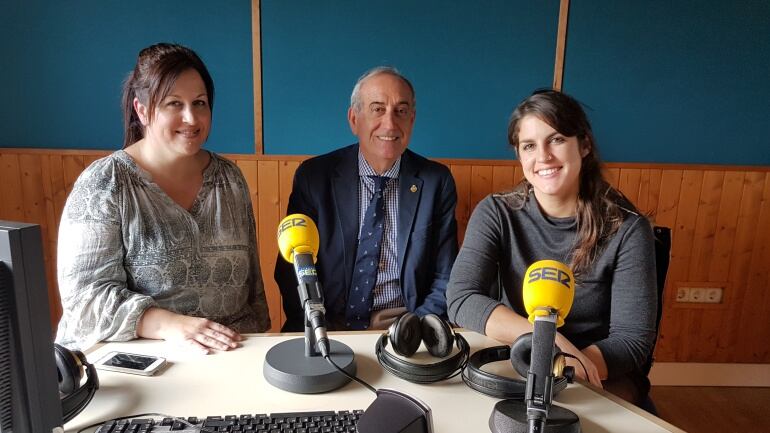 De izquierda a derecha: Esther Silván, Fernando García y Paula Sumillera, en el estudio de Radio Santander