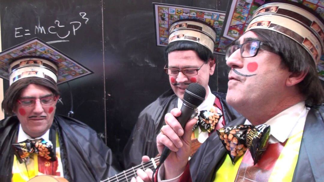 Una de las actuaciones de la Universitati Guatiforum colgadas en Youtube durante el carnaval de Cádiz de 2012